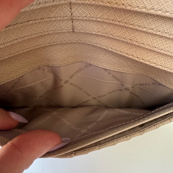 Michael Kors Jet Set Travel Beige Wallet with Gold Logo NWT - Picture 5 of 8